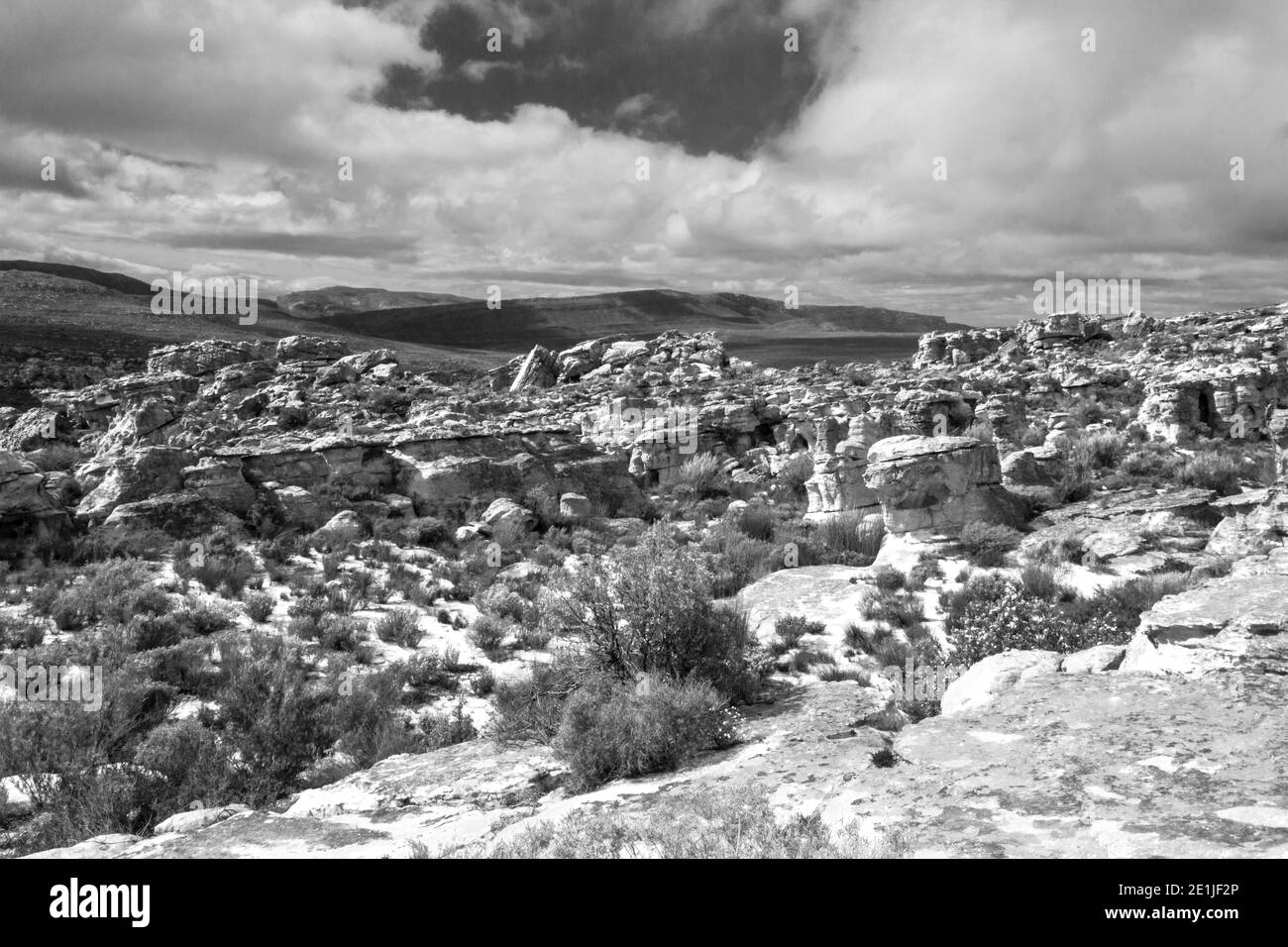 Les rochers jonchent les vallées des montagnes de Cederberg, en Afrique du Sud, en monochrome, comme vu des grottes de Stadsaal Banque D'Images