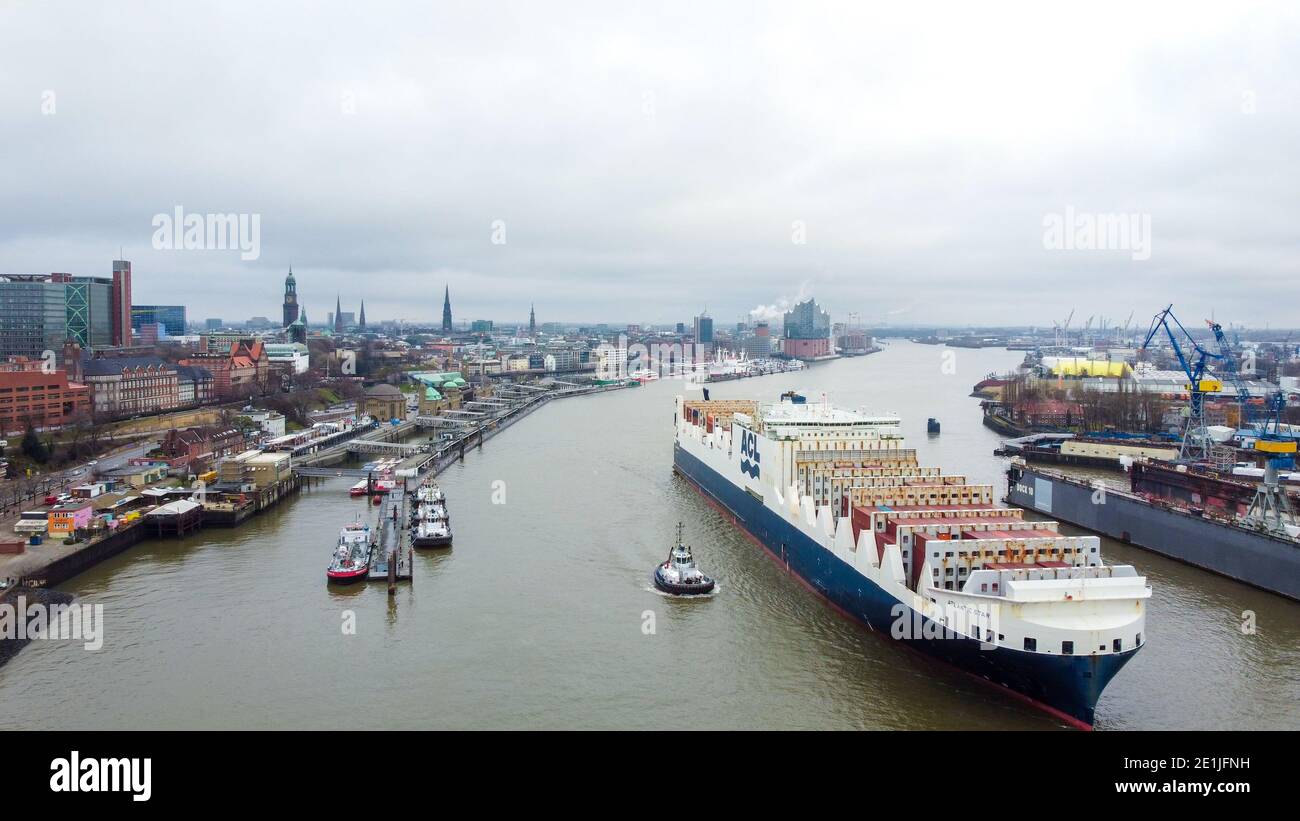 Énorme conteneur dans le port de Hambourg Allemagne - VILLE DE HAMBOURG, ALLEMAGNE - 25 DÉCEMBRE 2020 Banque D'Images