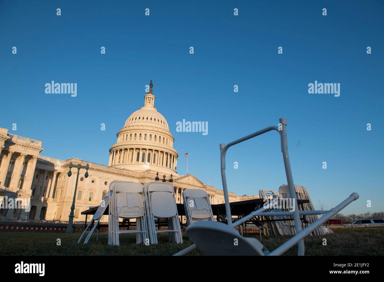 Le Capitole des États-Unis vu au lendemain de la matinée après une émeute de partisans de Trump qui ont pris d'assaut et vandalisé le Capitole des États-Unis alors que les votes électoraux étaient comptés lors d'une session conjointe du Congrès des États-Unis pour certifier les résultats de l'élection présidentielle de 2020. Washington, DC, le jeudi 7 janvier 2021. Crédit : Rod Lamkey/CNP/MediaPunch Banque D'Images