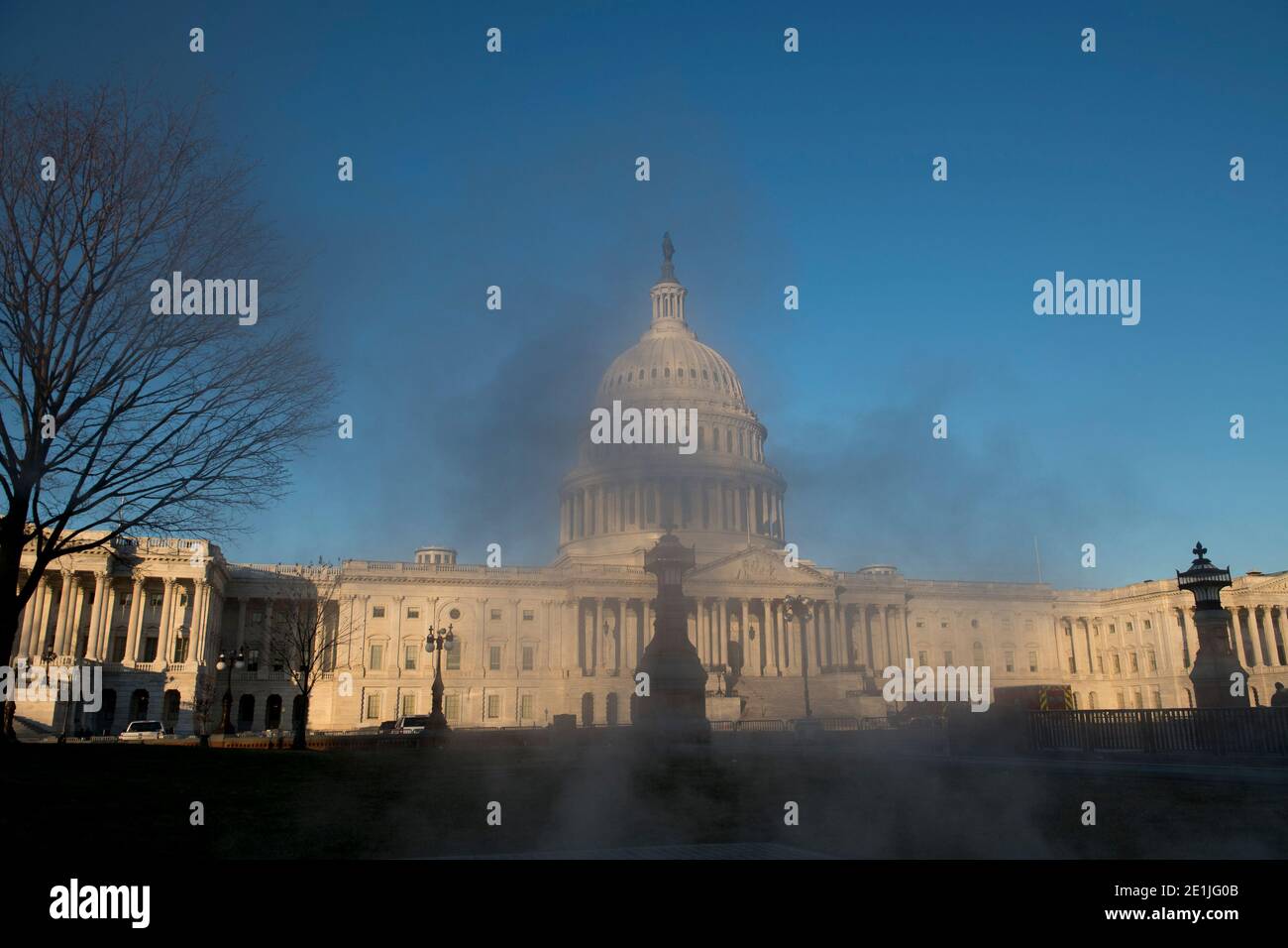 Le Capitole des États-Unis vu au lendemain de la matinée après une émeute de partisans de Trump qui ont pris d'assaut et vandalisé le Capitole des États-Unis alors que les votes électoraux étaient comptés lors d'une session conjointe du Congrès des États-Unis pour certifier les résultats de l'élection présidentielle de 2020. Washington, DC, le jeudi 7 janvier 2021. Crédit : Rod Lamkey/CNP/MediaPunch Banque D'Images