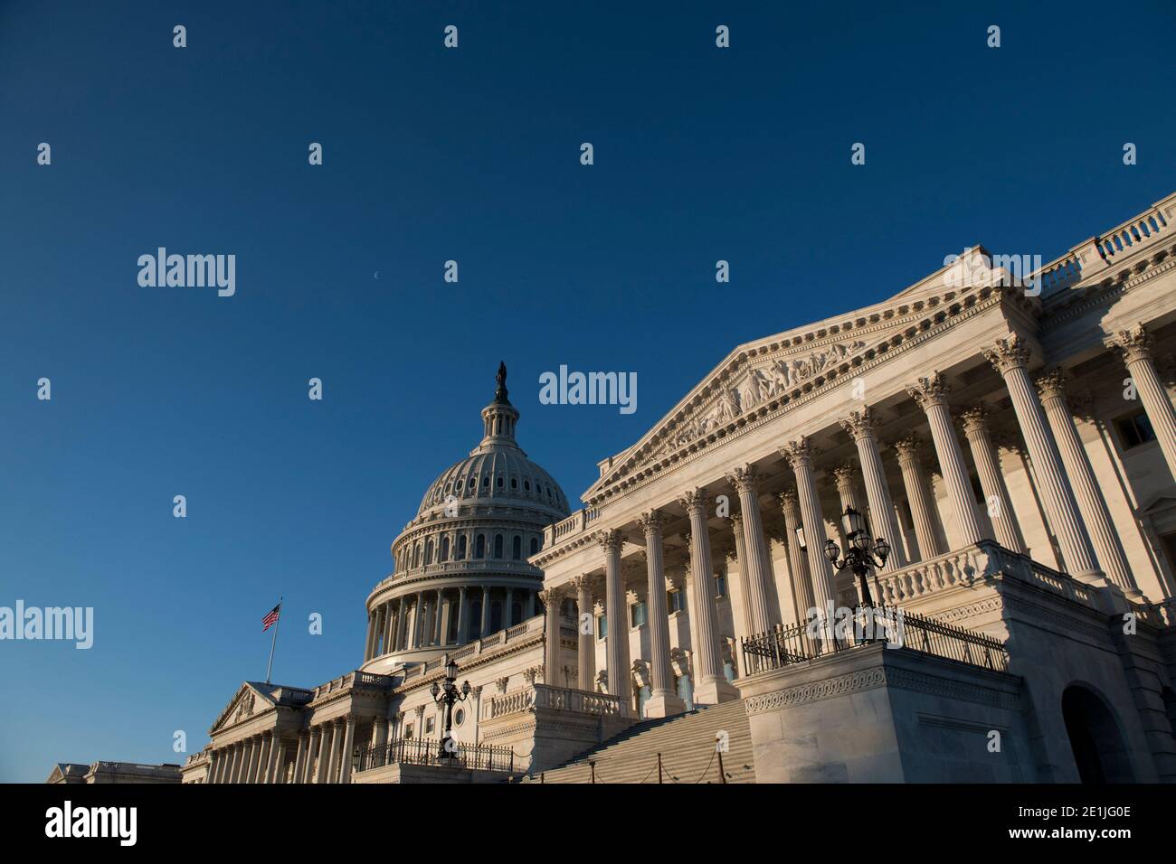 Le Capitole des États-Unis vu au lendemain de la matinée après une émeute de partisans de Trump qui ont pris d'assaut et vandalisé le Capitole des États-Unis alors que les votes électoraux étaient comptés lors d'une session conjointe du Congrès des États-Unis pour certifier les résultats de l'élection présidentielle de 2020. Washington, DC, le jeudi 7 janvier 2021. Crédit : Rod Lamkey/CNP/MediaPunch Banque D'Images