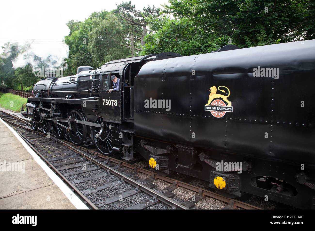 Ex British Railways Standard classe 4MT locomotive à vapeur numéro 75078 4-6-0 en vapeur à la station Oxenhope sur Keighley & Worth Ligne du patrimoine de la vallée Banque D'Images