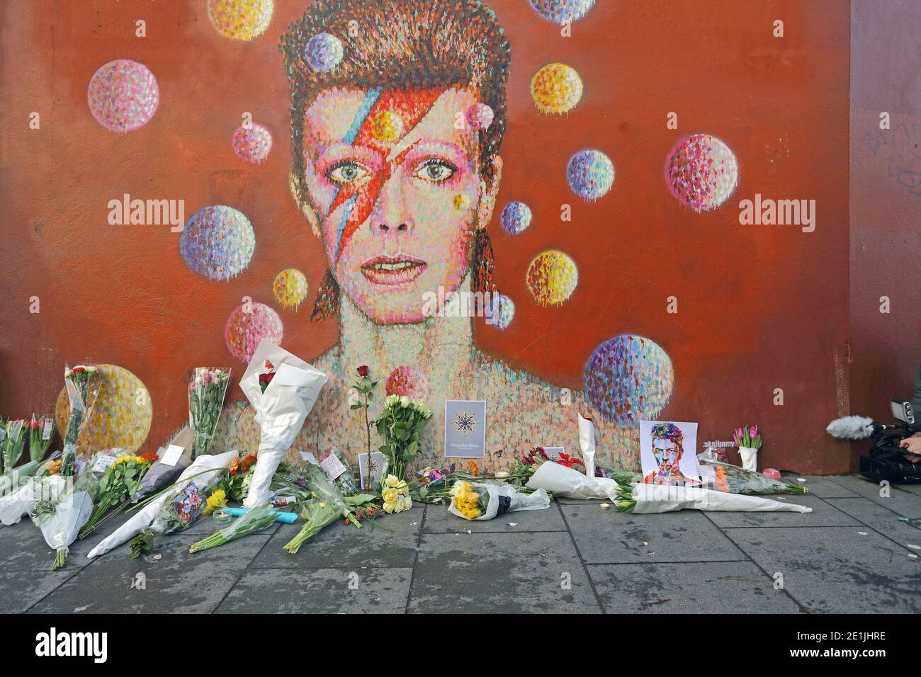 Un graffiti de David Bowie comme Ziggy Stardust à Brixton, Londres depuis sa mort, la fresque a été le centre d'un sanctuaire dans sa mémoire. Banque D'Images