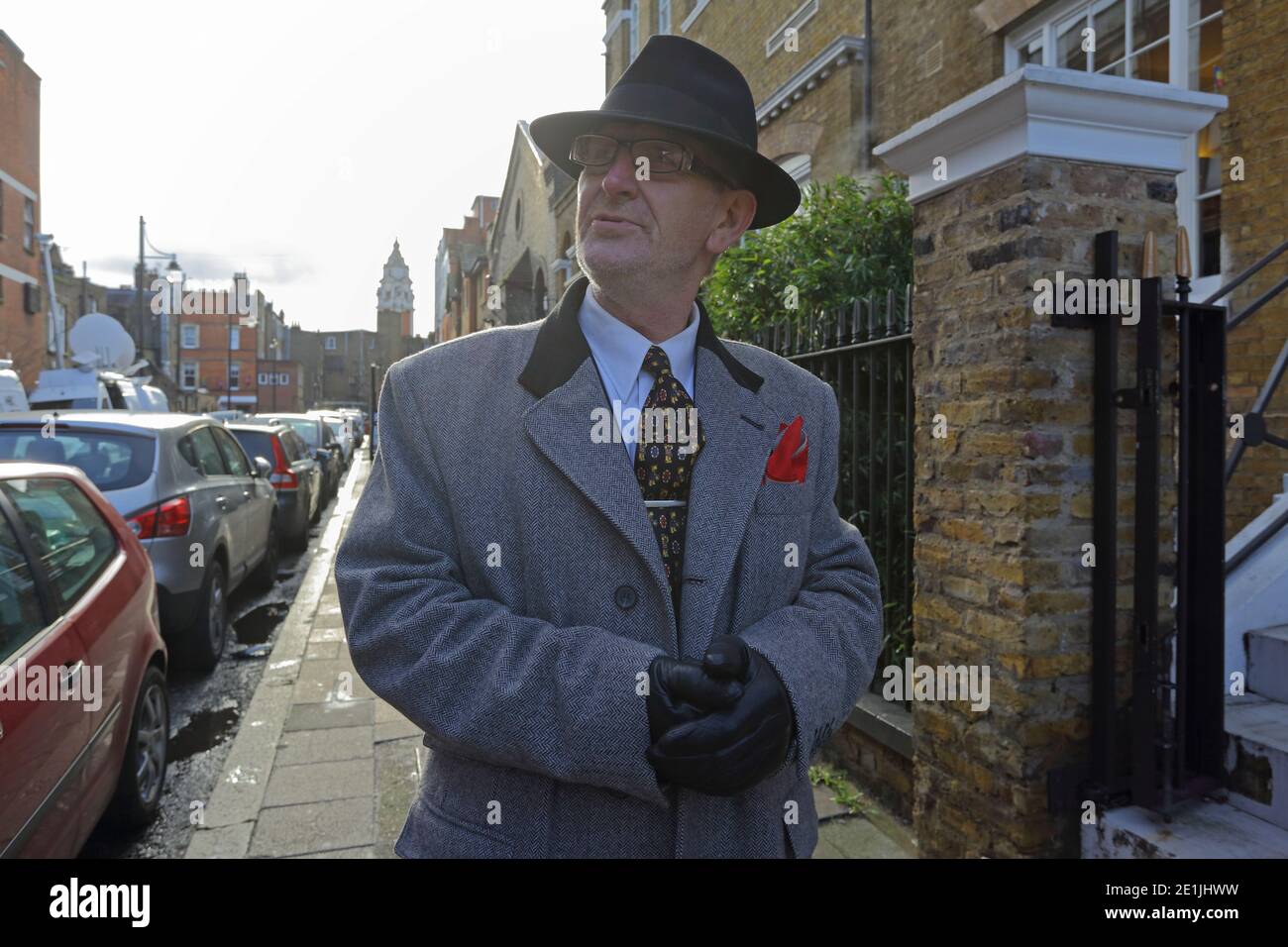 Super fan Clive Daly se trouve en face de la maison d'enfance de Bowie, au 40 Stansfield Road à Brixton, Londres Banque D'Images