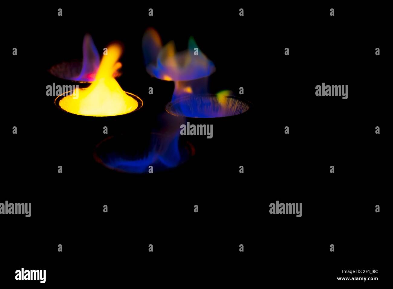 expérience chimique avec le feu. flammes multicolores dans l'obscurité. Banque D'Images