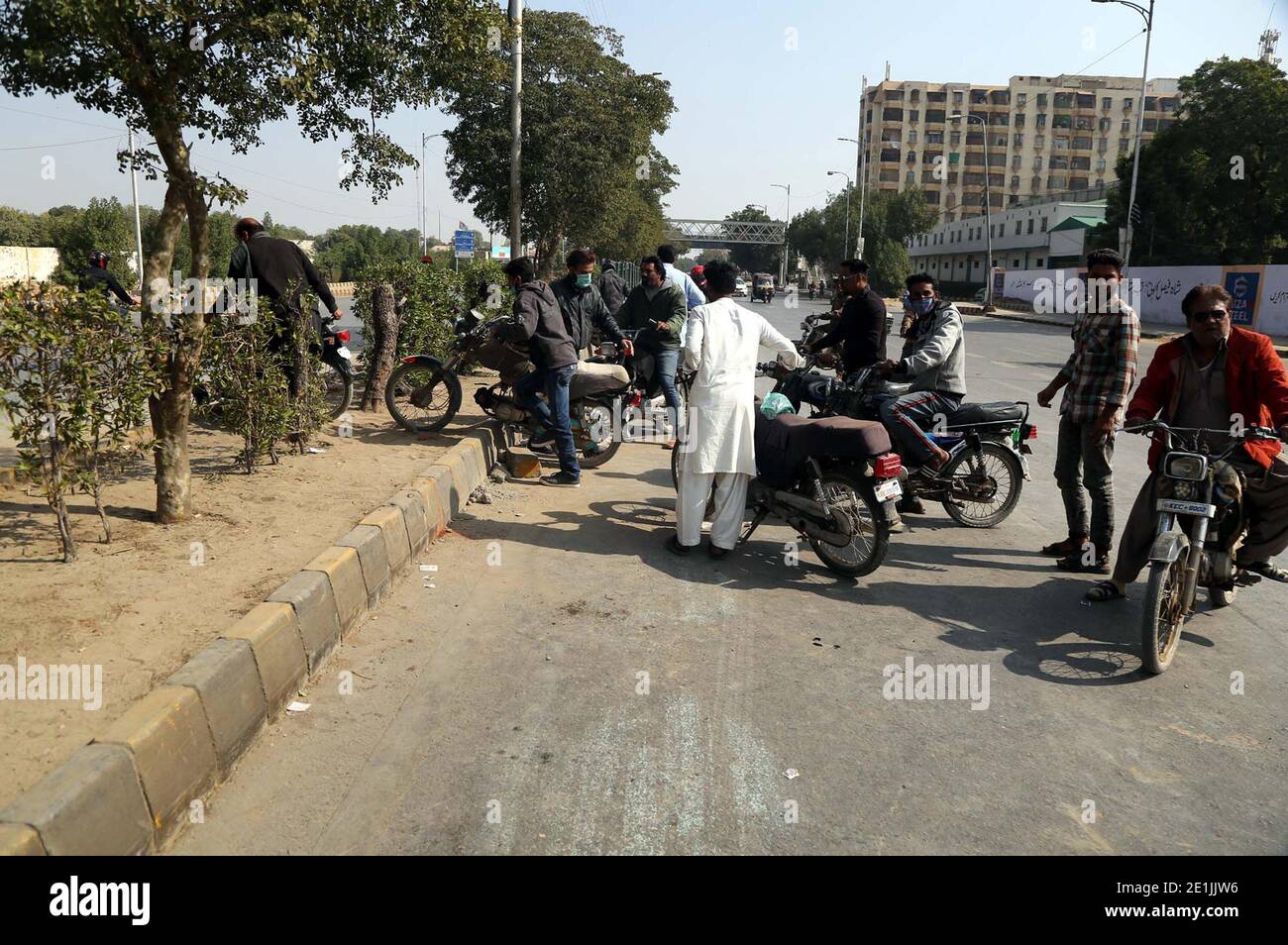 Les navetteurs sont confrontés à des désagréments dus à la manifestation de protestation de la communauté chiite contre le meurtre sectaire et le génocide des populations de la communauté Hazara dans la région de Mach, au Baloutchistan, à Shahrah-e-Faisal, à Karachi, le jeudi 07 janvier 2021. Des centaines de membres de la communauté ethnique pakistanaise de Hazara ont manifesté contre le meurtre de 10 mineurs de charbon dans une attaque ciblée dans la province du Baloutchistan, dans le sud-ouest du pays, refusant d'enterrer leurs morts jusqu'à ce que le gouvernement réponde à leurs exigences. Banque D'Images