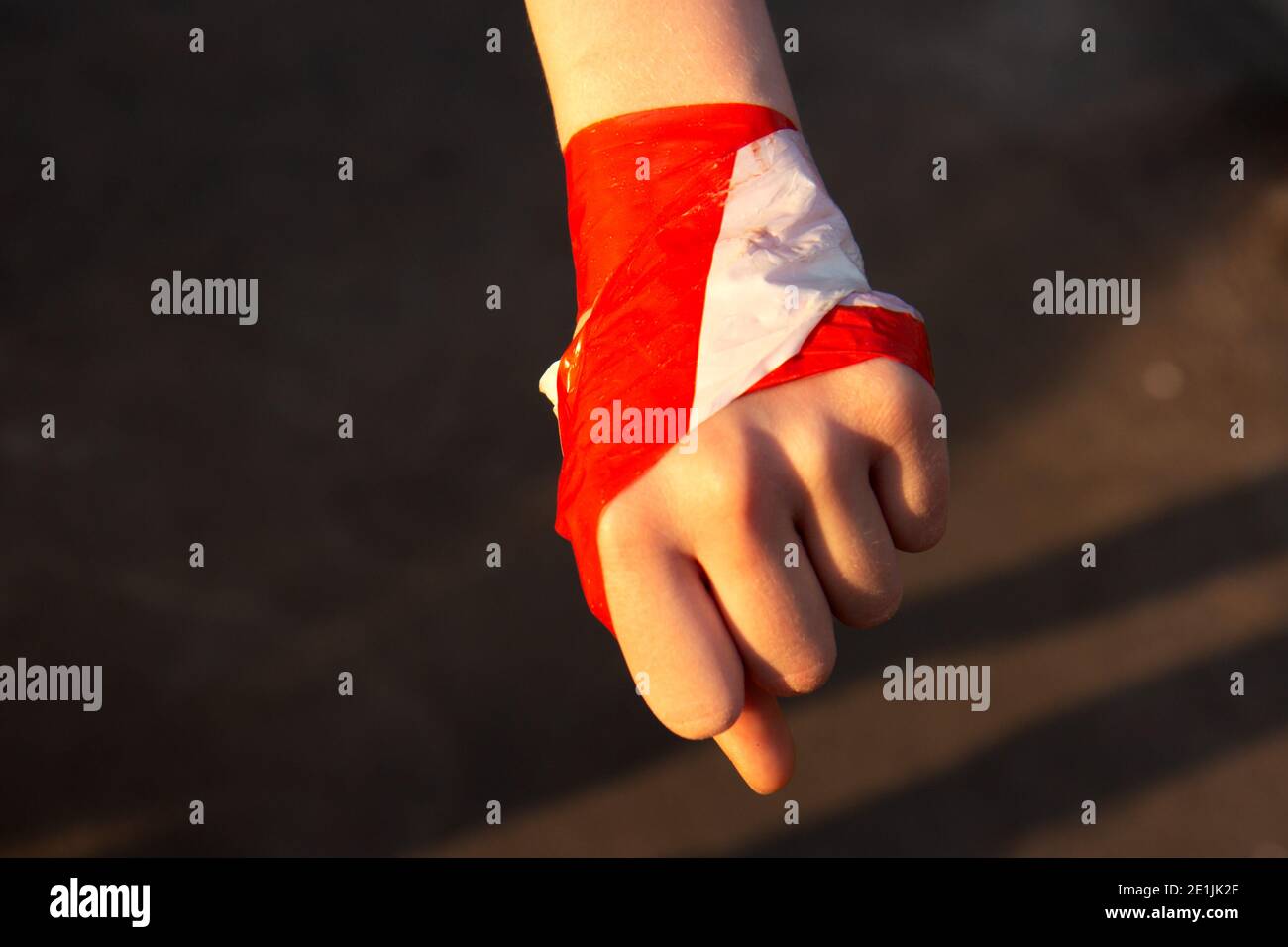 Main tenant le ruban de protection rouge et blanc. Gardez une distance sociale. Pour éviter la transmission du coronavirus covid-19 Banque D'Images