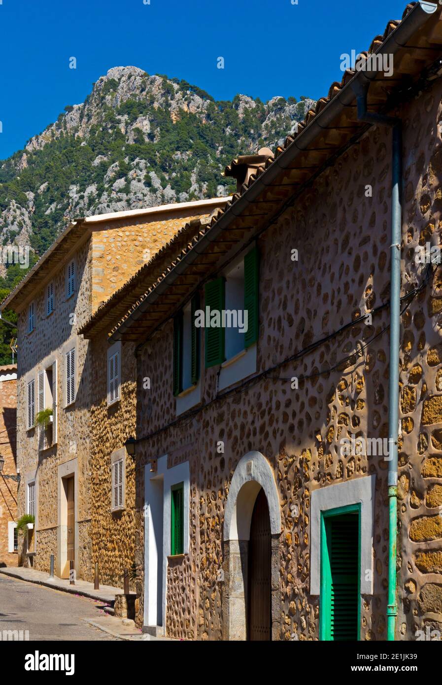 Maisons sous la chaîne de montagnes Serra de Tramuntana à Biniaraix un village dans le nord-ouest de Majorque une des îles Baléares d'Espagne. Banque D'Images