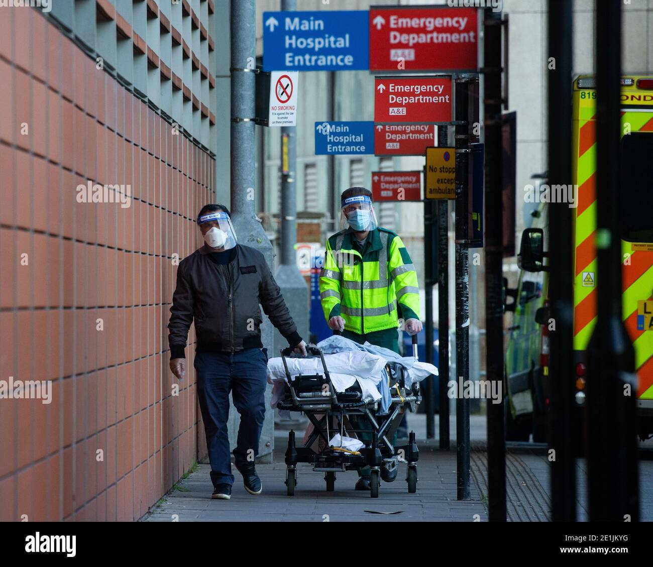 Londres, Royaume-Uni. 7 janvier 2020. Un chariot est retourné à une ambulance. Des lignes d'ambulances à l'extérieur de l'hôpital Royal London, le NHS étant soumis à de fortes pressions à mesure que les cas de Covid-19 augmentent. Le Royaume-Uni a fait un verrouillage national à la suite de la forte augmentation des cas de Covid. Plus de 2.8 millions de cas ont été confirmés au Royaume-Uni, avec plus de 77,000 décès. Crédit : Mark Thomas/Alay Live News Banque D'Images