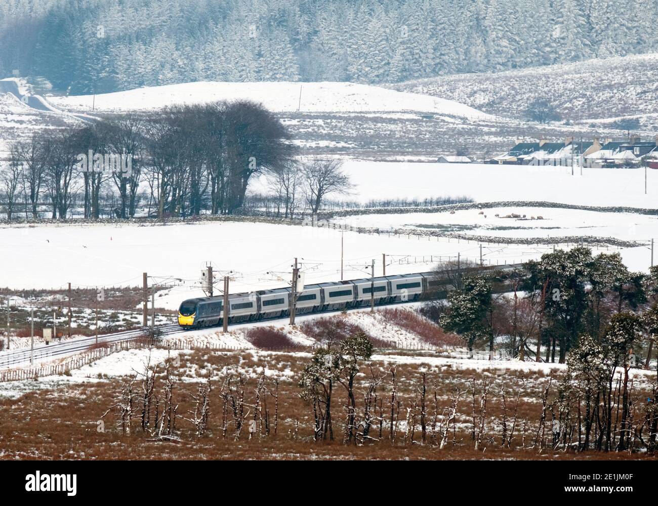 Avanti West Coast Class 390 train Penolinos en direction du sud à travers South Lanarkshire, Écosse, Royaume-Uni. Banque D'Images