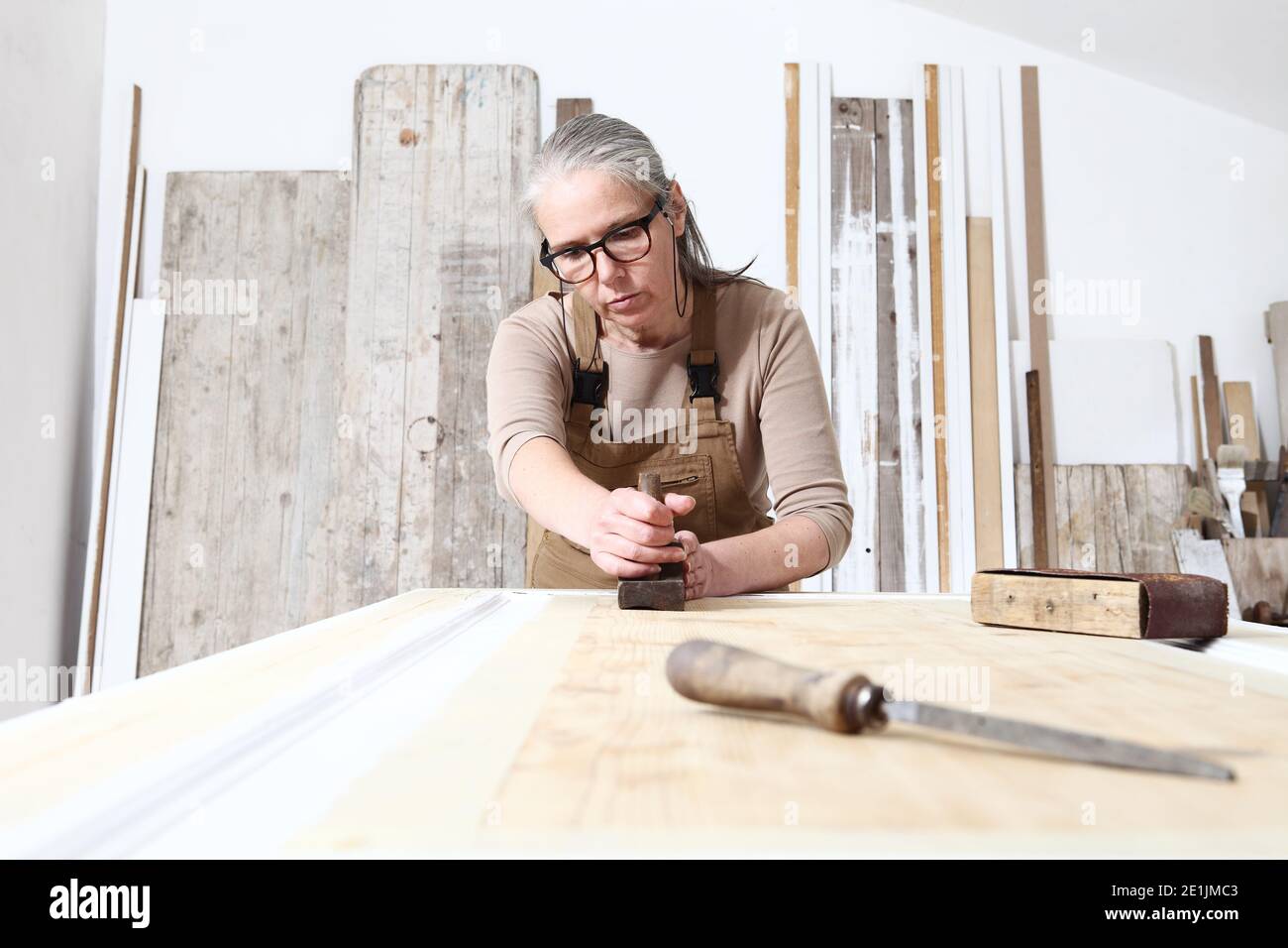 Artisanat du bois, femme artisan charpentier travaille du bois avec de vieux  outils manuels dans son atelier, restauration, bricolage et travaux faits  main concept Photo Stock - Alamy