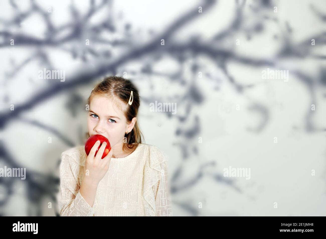Blanche fille caucasienne (enfant, enfant) mange une pomme rouge Banque D'Images