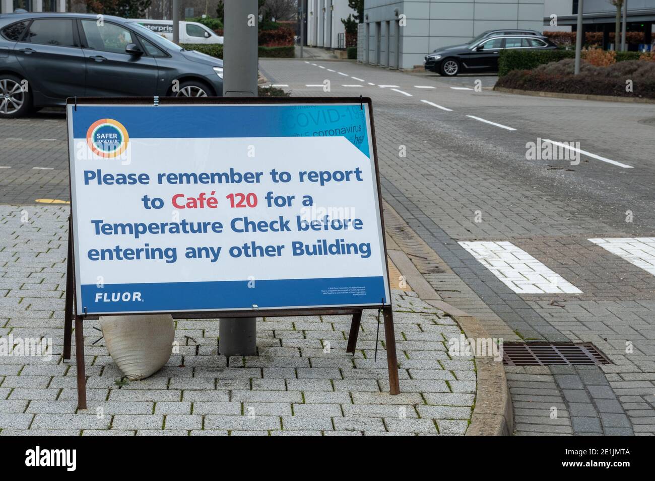 Avis ou signature dans le parc d'activités de Farnborough rappelant au personnel d'obtenir un contrôle de température au travail pendant la pandémie du coronavirus covid-19, 2020 et 2021 Banque D'Images