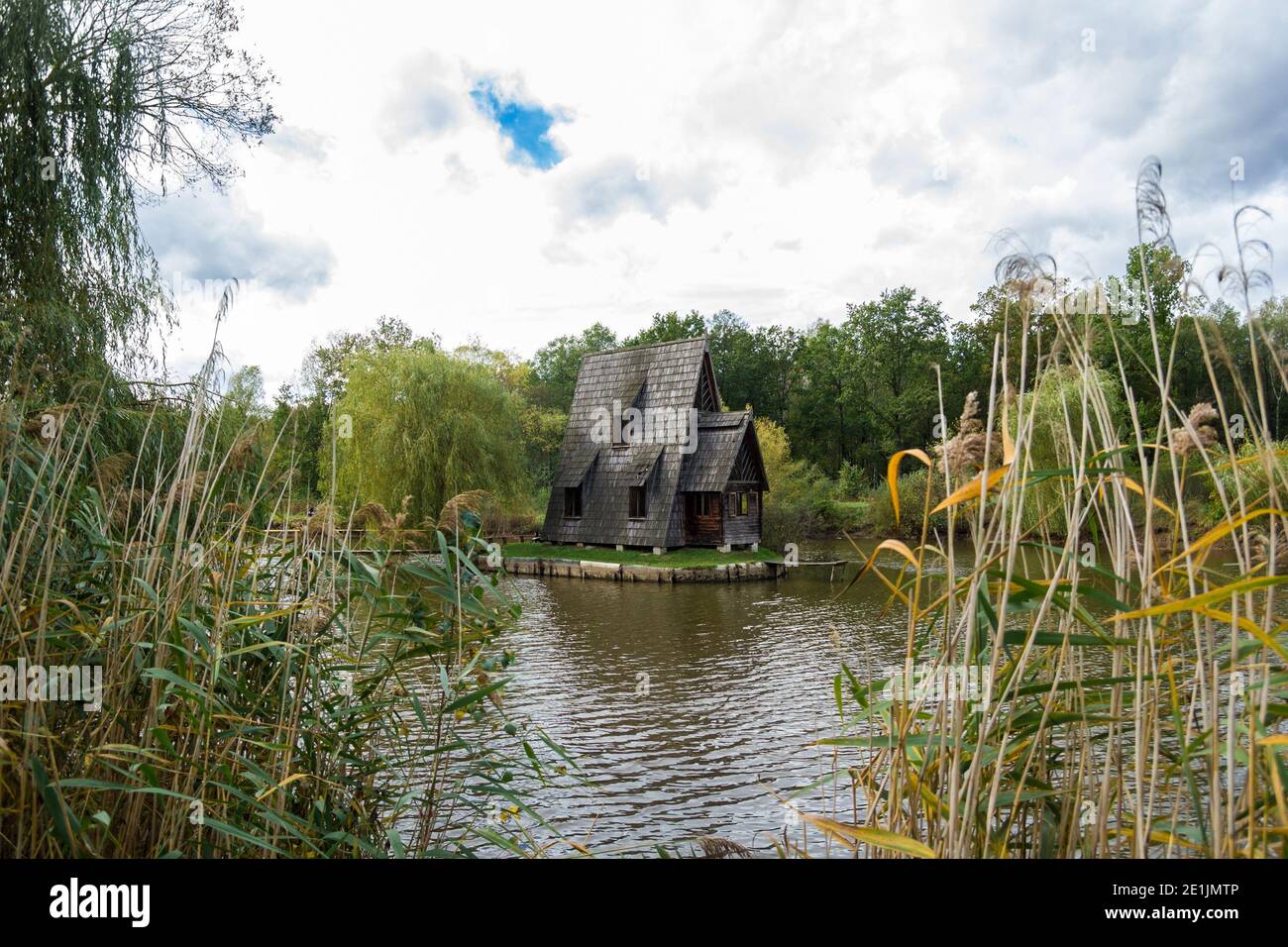 Ancienne maison de pêcheur en bois et jetée en bois en automne. Banque D'Images