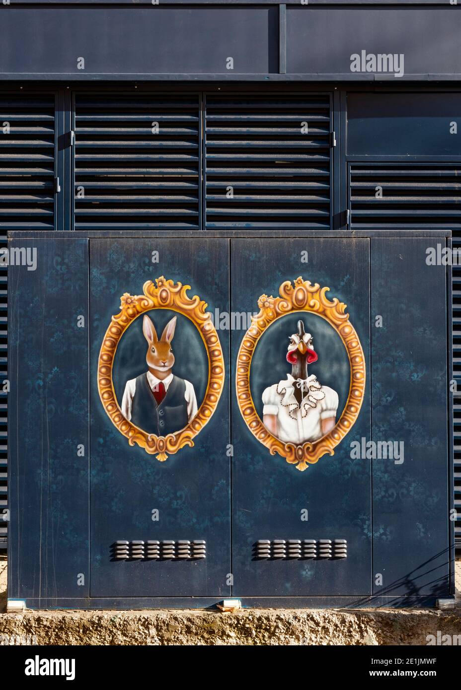 Sofia Bulgarie graffiti peinture colorée sur vieux métal électrique ou coffret électrique représentant des portraits de lapins habillés dans un cadre vintage et poule Banque D'Images