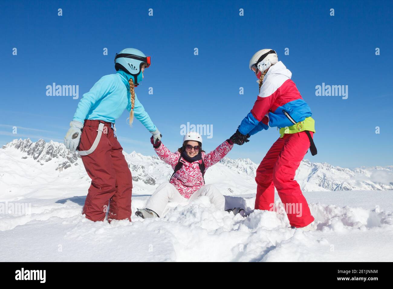 Groupe d'enfants et d'adolescents en vacances d'hiver en montagne dans la neige sur les pistes de ski avec équipement coloré Banque D'Images