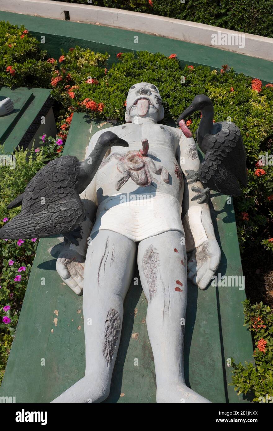 Sculpture de l'homme mort dont les restes sont en train de manger par Oiseaux au temple Wat Preah Prom Rath à Siem Reap Cambodge Banque D'Images