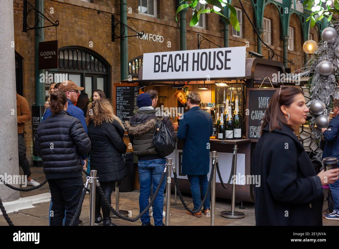 Pandemic Britain - vue des gens qui ont file d'attente à Beach House Comment Chowder & Chips Sstaall à Covent Garden Market, Londres, Grande-Bretagne, décembre 2020 Banque D'Images