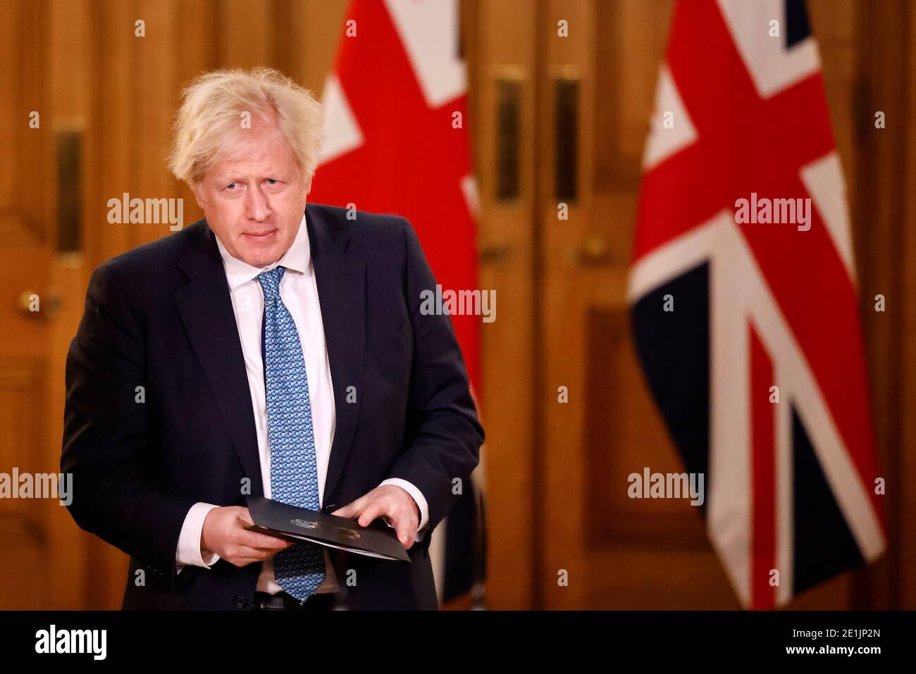 Le Premier ministre Boris Johnson se présente à Downing Street, à Londres, pour un exposé des médias sur le coronavirus (COVID-19). Banque D'Images