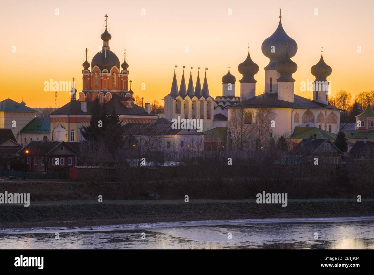 Temples du monastère de Tikhvin Theotokos Assomption dans la soirée sans neige de décembre. Leningrad, Russie Banque D'Images