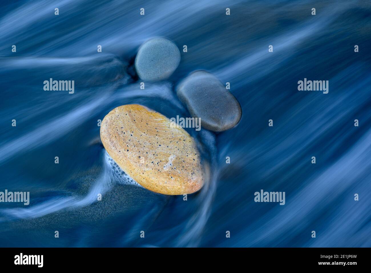Vagues se lavant autour des rochers sur Whaleshead Beach, sur la côte sud de l'Oregon. Banque D'Images