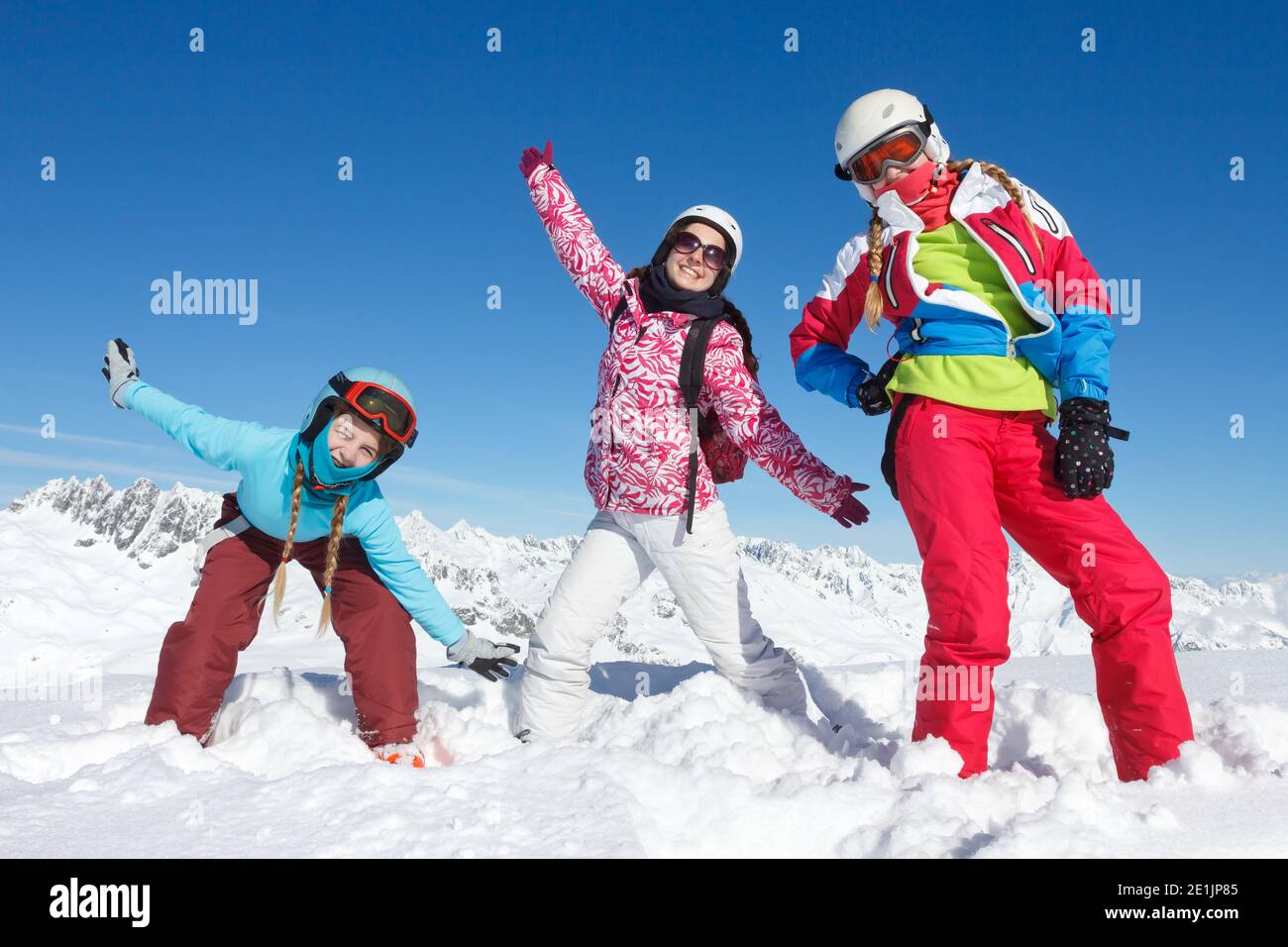 Ski en famille. Un groupe de jeunes filles et d'adolescentes en vacances d'hiver dans les montagnes de haute-Savoie posant dans la neige sur les pistes de ski Banque D'Images