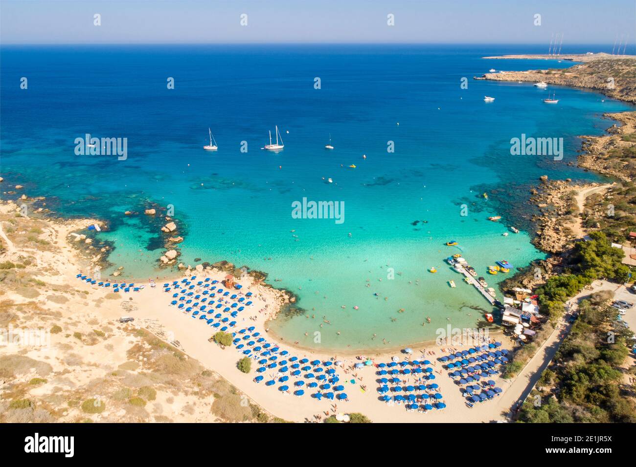 Vue aérienne sur la plage de Konnos - un lieu touristique populaire à Ayia Napa, Chypre Banque D'Images