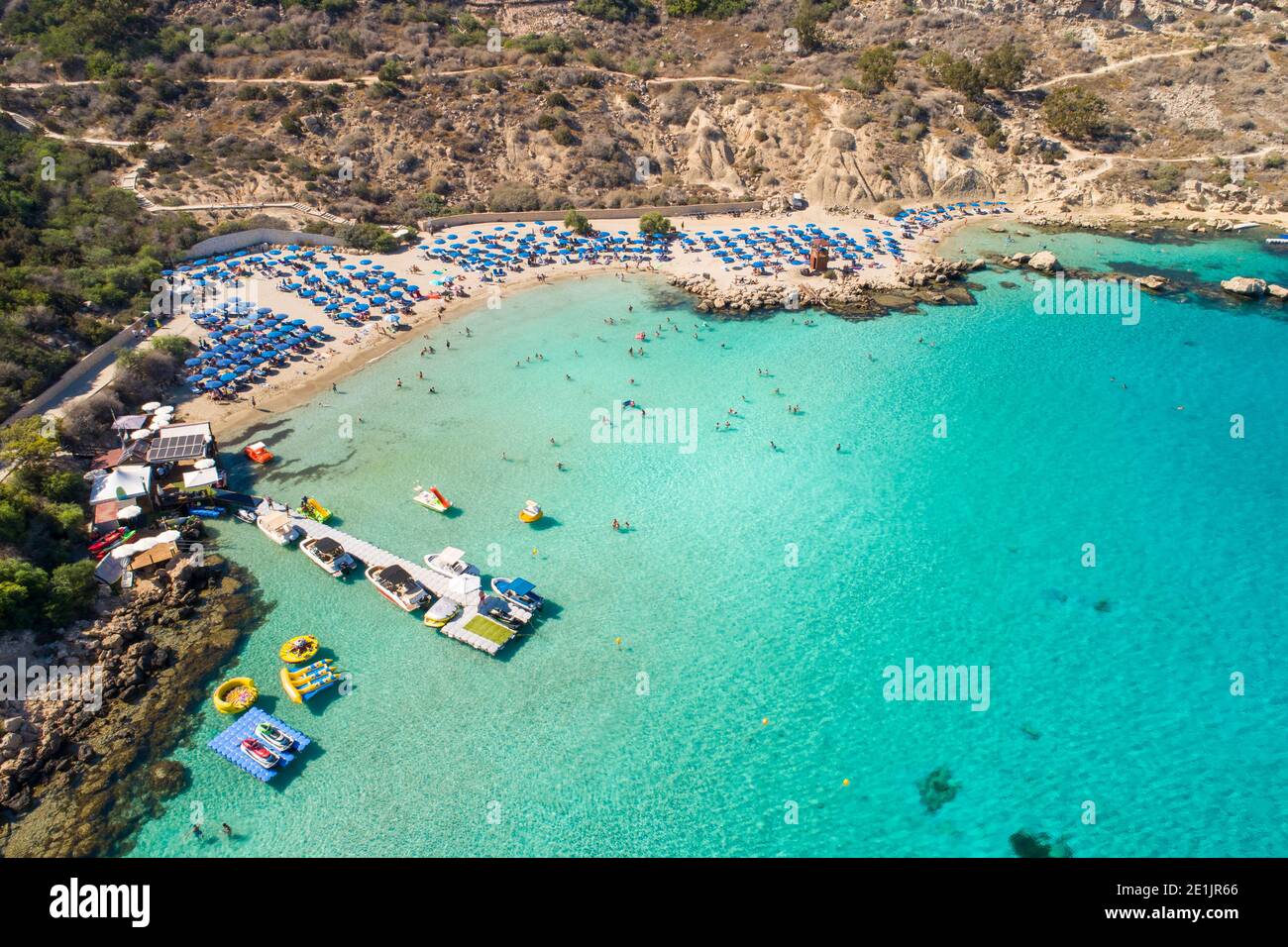 Vue aérienne sur la plage de Konnos - un lieu touristique populaire à Ayia Napa, Chypre Banque D'Images