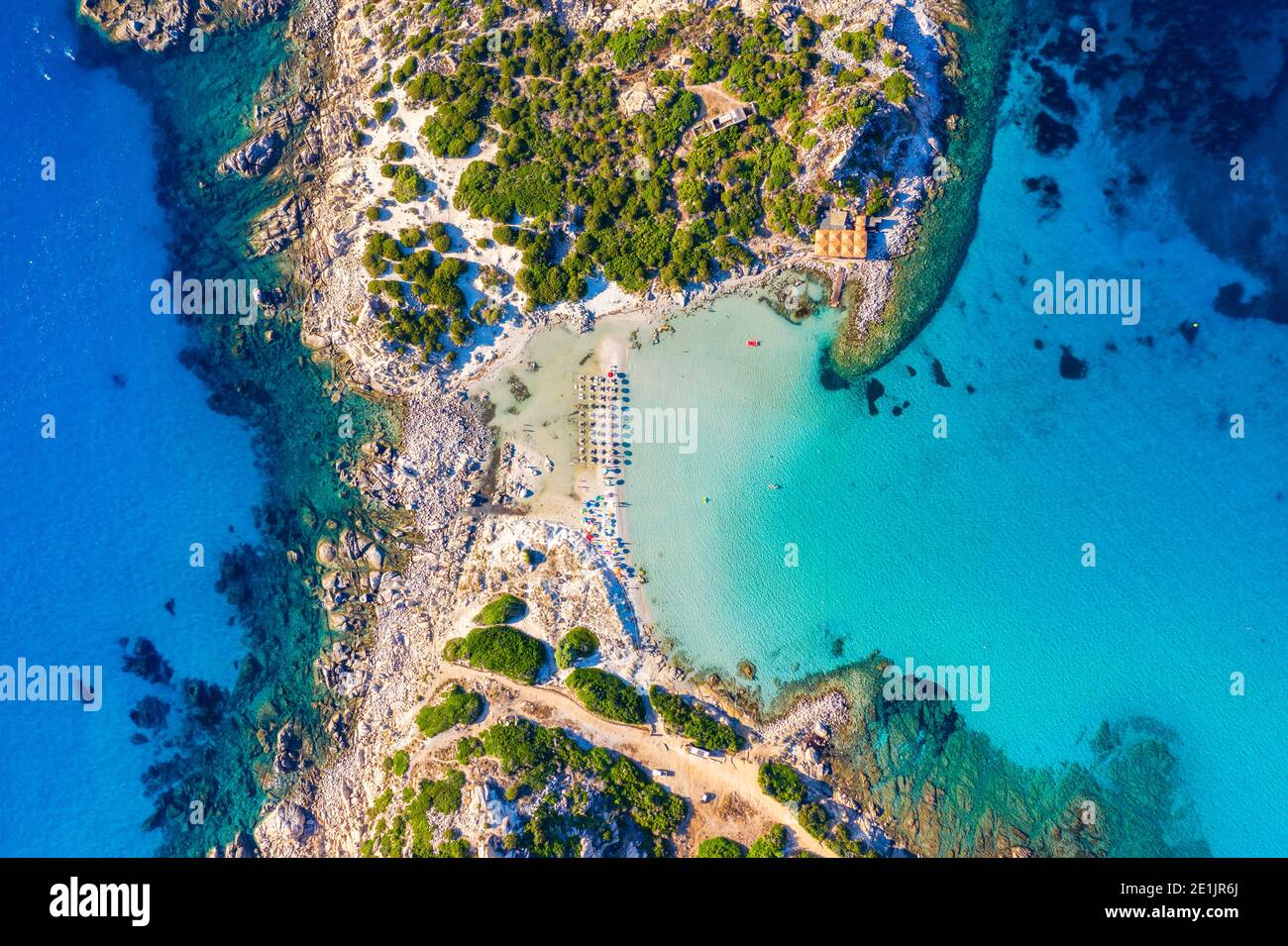 Coût de la Sardaigne: Péninsule de Punta Molentis. Vue sur la belle plage de Punta Molentis, Villasimius, Sardaigne, Italie. Magnifique baie avec plage de sable Banque D'Images