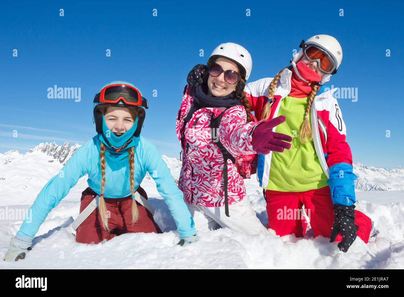 Les enfants heureux en vacances d'hiver en France jouent dans Fresh neige et pose pour appareil photo sur les pistes de ski Banque D'Images