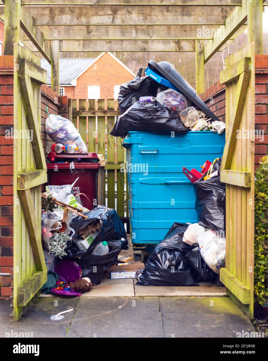 Bacs pleins et débordant, poubelle, poubelle, réceptacle, poubelle dans un  magasin de poubelle résidentiel situé dans un domaine résidentiel au  Royaume-Uni, Angleterre, Royaume-Uni. Déchets, déchets Photo Stock - Alamy