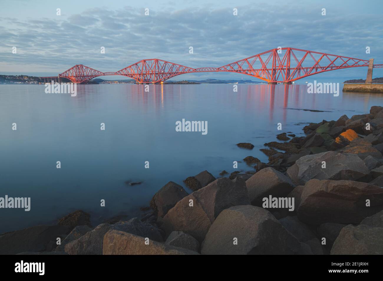 Vue en soirée du XIXe siècle et site classé au patrimoine de l'UNESCO, Forth Rail Bridge au-dessus du Firth of Forth au Queensferry Crossing au nord d'Édimbourg, Caroline du Sud Banque D'Images