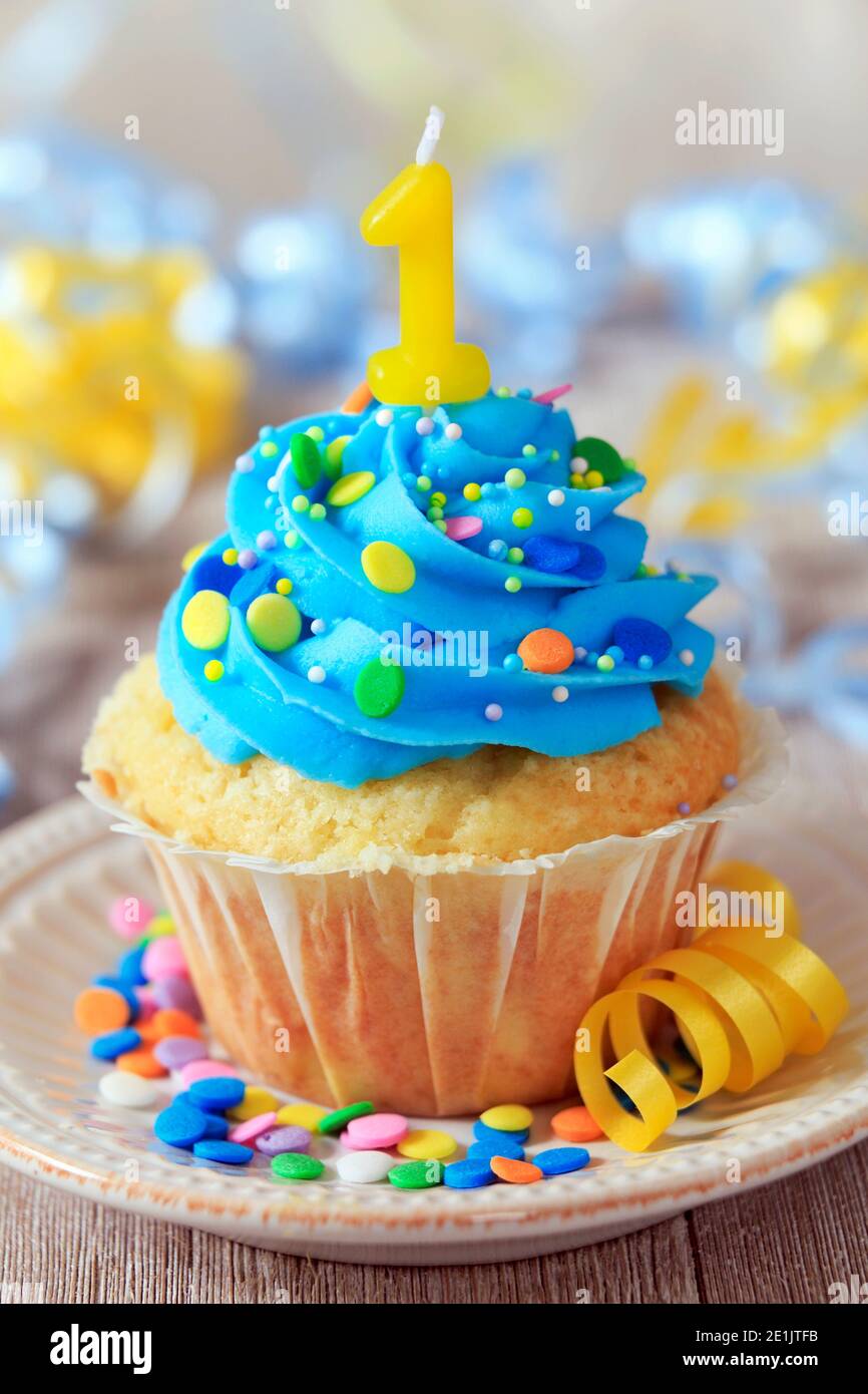 Cupcake A La Vanille Avec Bougie Et Glacage A La Vanille Bleue Celebrant Un Anniversaire Photo Stock Alamy