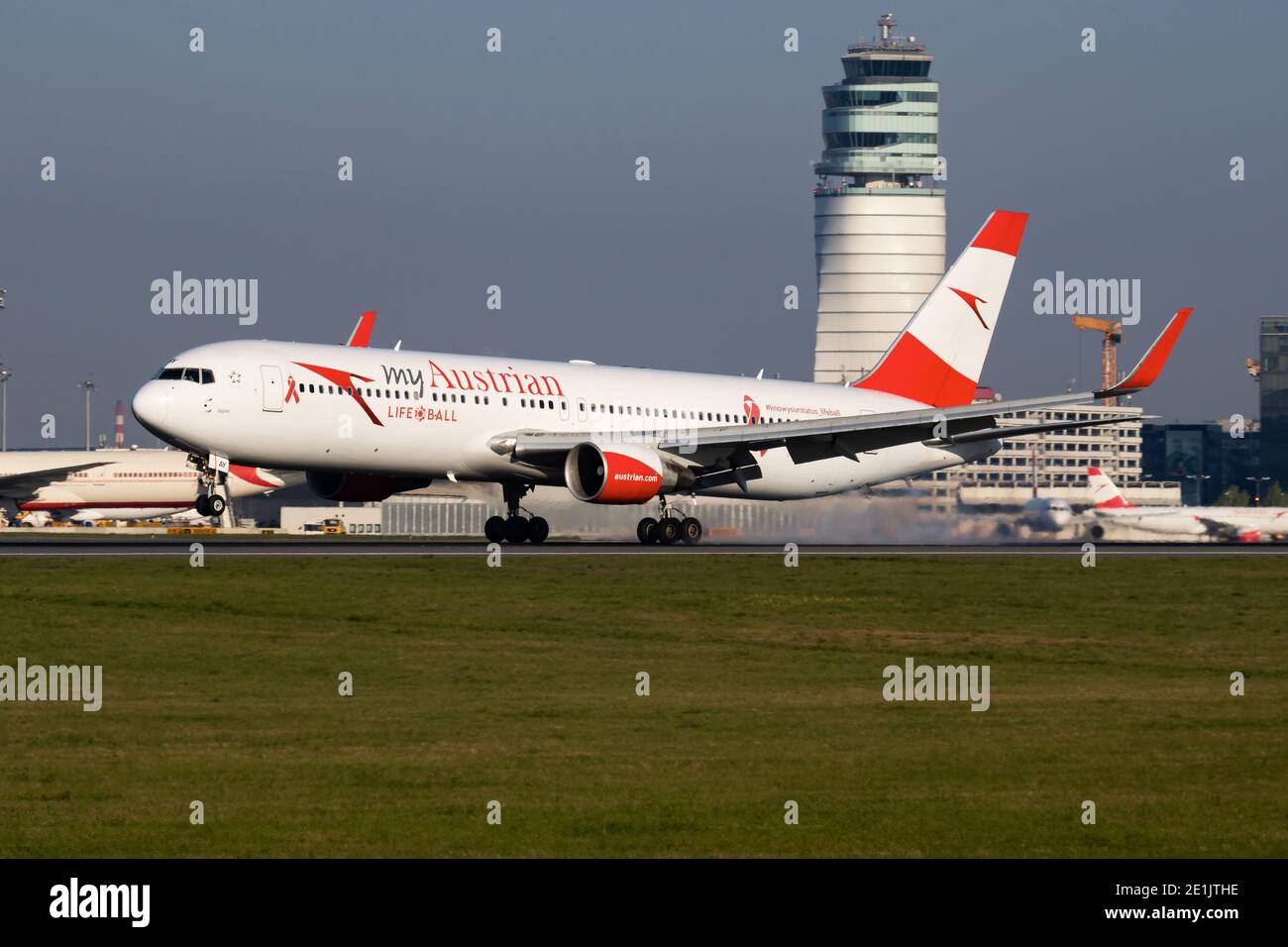 Austrian Airlines autocollant spécial Boeing 767-300 OE-LAY avion passager arrivée Et atterrissage à l'aéroport de Vienne Banque D'Images