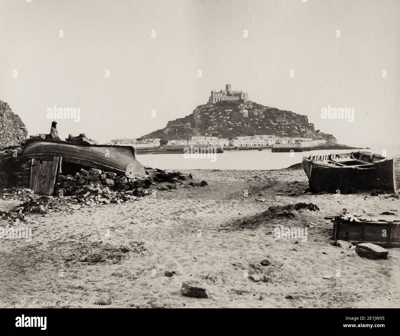 Photographie du XIXe siècle : vue sur le mont St Michael's depuis la côte de Cornwall, les bateaux et la plage. Image c.1880. Banque D'Images