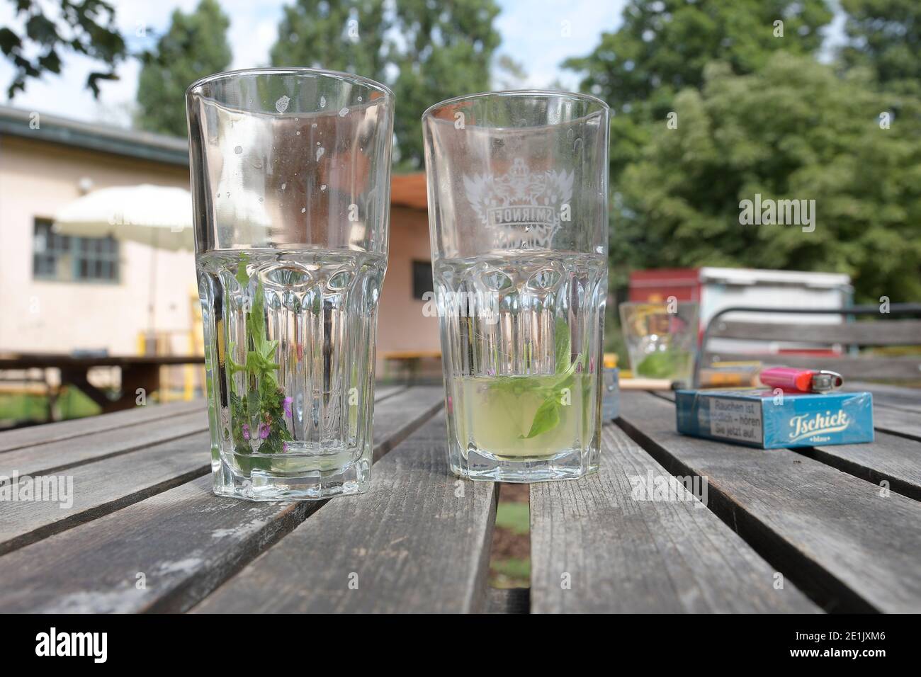 Boisson sans alcool avec ortie morte (lamium) dans un verre une table en bois Banque D'Images