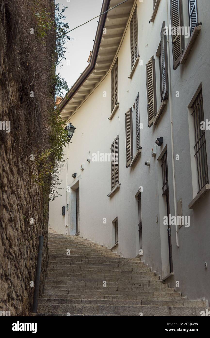 Belle ruelle étroite avec à l'étage dans la ville de Brescia Banque D'Images