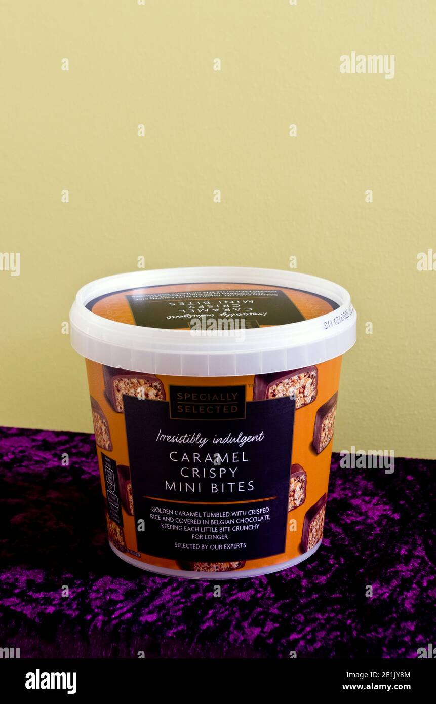 Baignoire d'Aldi spécialement sélectionnée caramel croustillant Mini Bites snack Food, Royaume-Uni Banque D'Images