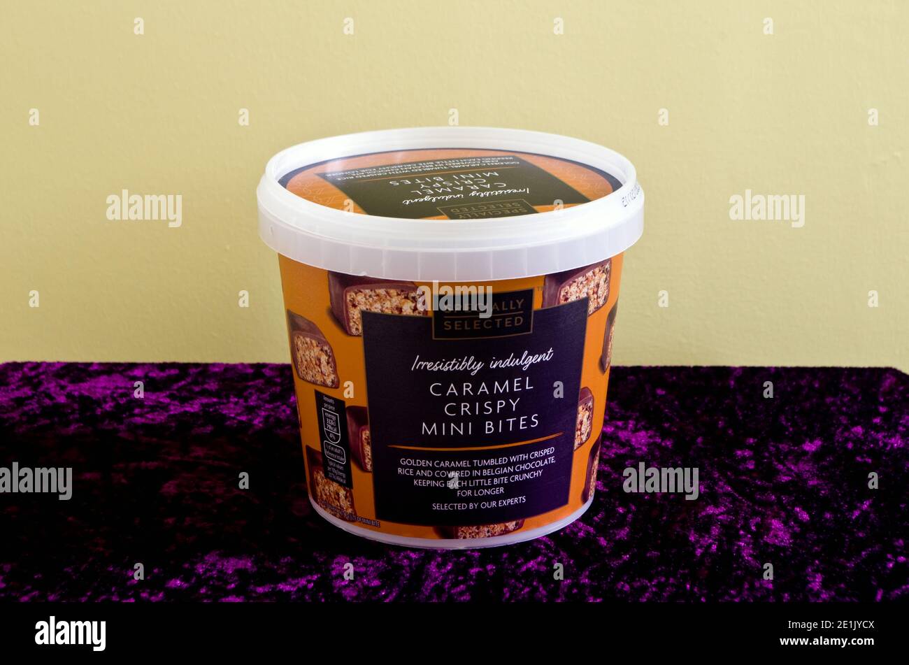 Baignoire d'Aldi spécialement sélectionnée caramel croustillant Mini Bites snack Food, Royaume-Uni Banque D'Images