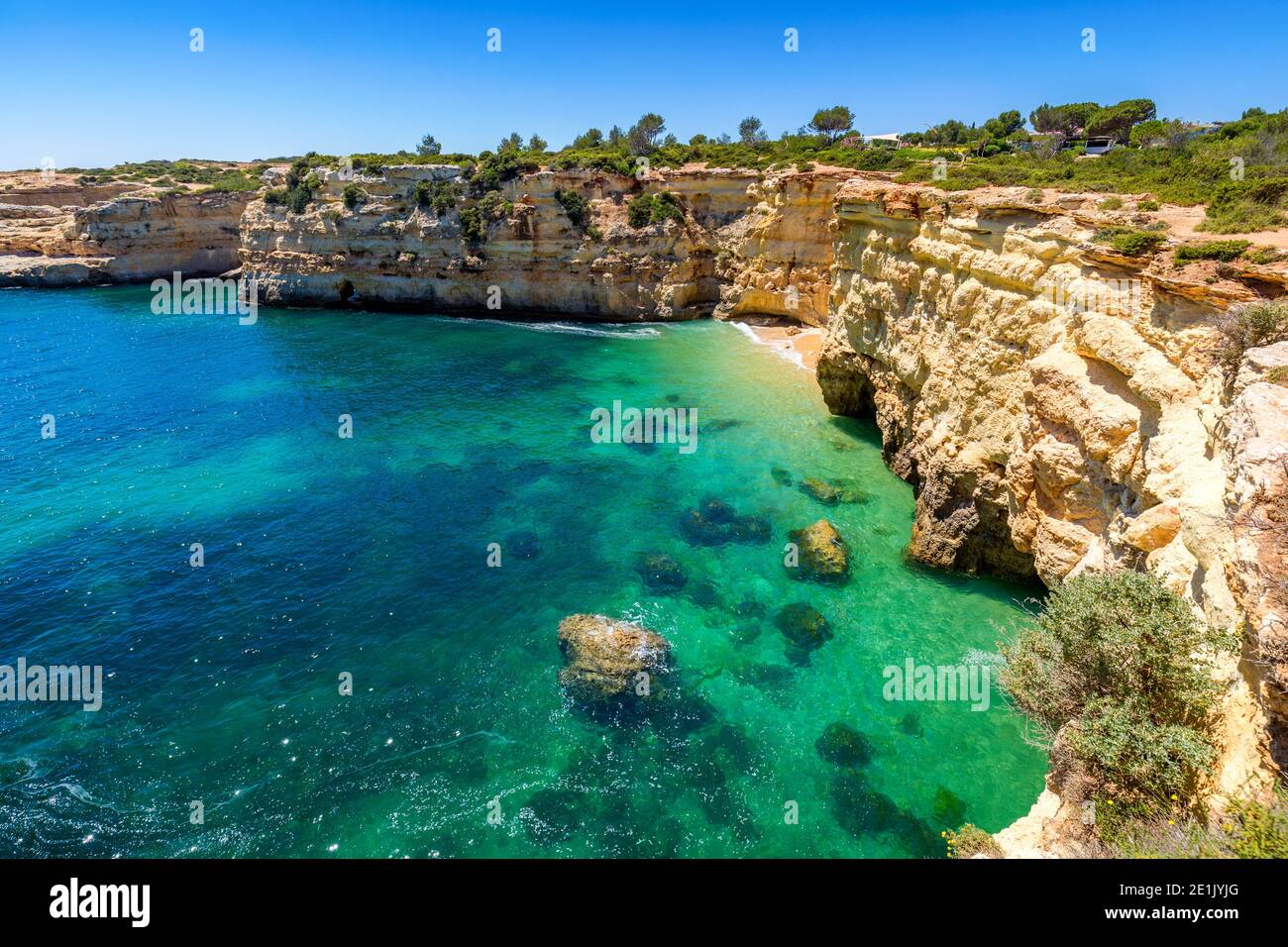 Arche naturelle au-dessus de l'océan, Arco de Albandeira, Algarve, Portugal. Arche de pierre à Praia de Albandeira, Lagoa, Algarve, Portugal. Vue de l'arche naturelle Banque D'Images