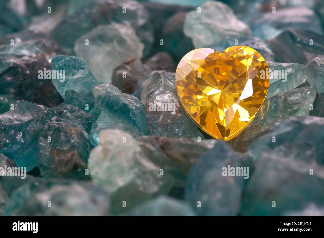 diamants saphir jaune en forme de coeur est sur bleu ciel brut pierres précieuses Banque D'Images