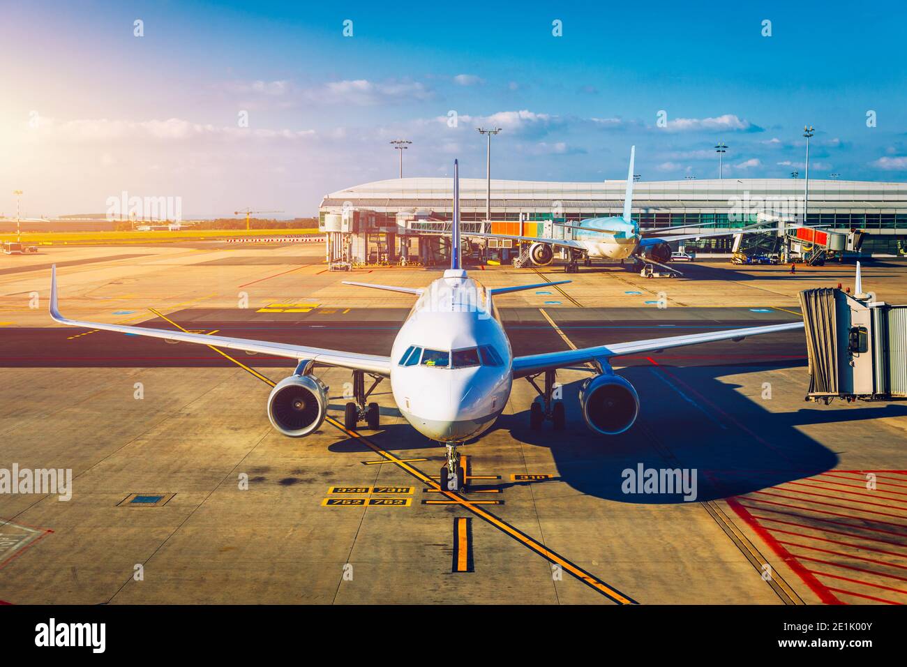 L'avion passager se prépare au vol. Vue de face de l'avion atterri à l'aéroport international. L'avion se prépare pour le décollage à l'intérieur Banque D'Images