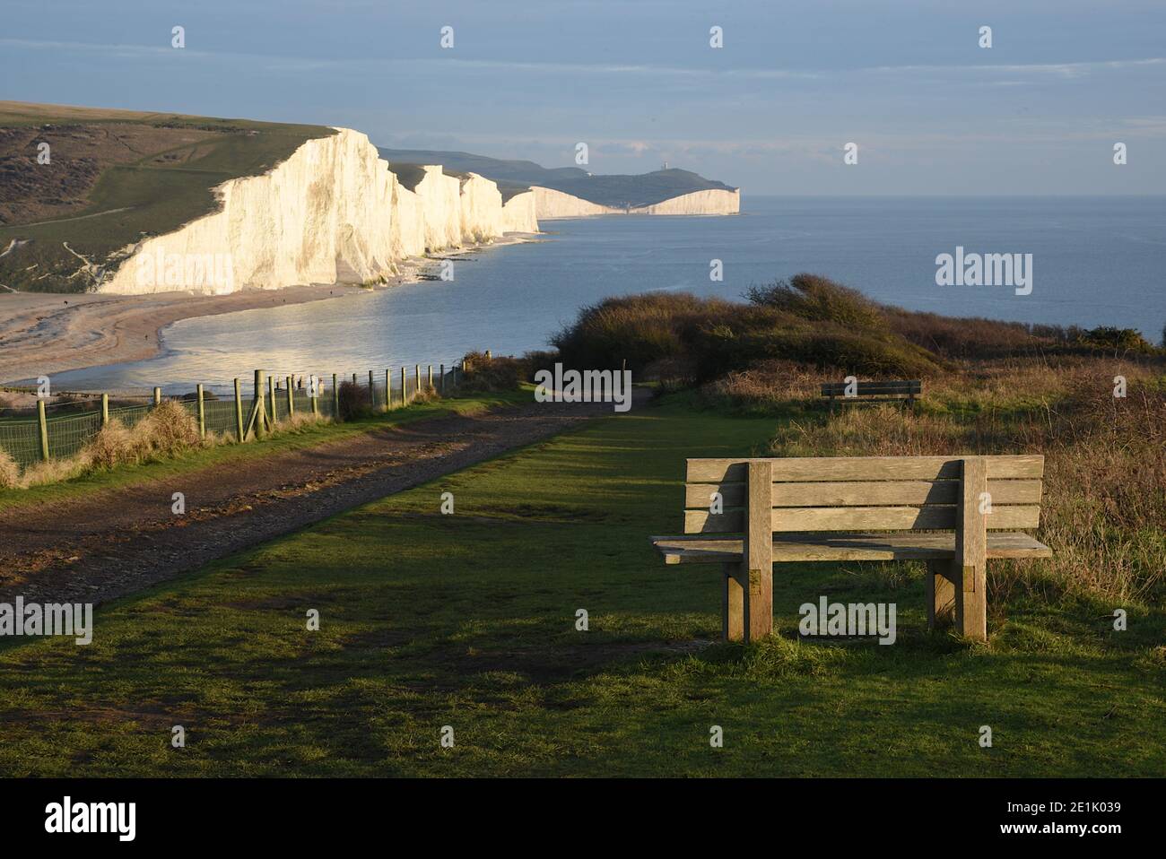 Banc en bois vide face aux majestueuses falaises blanches des Seven Sisters près de Seaford, Sussex, Angleterre, Royaume-Uni Banque D'Images