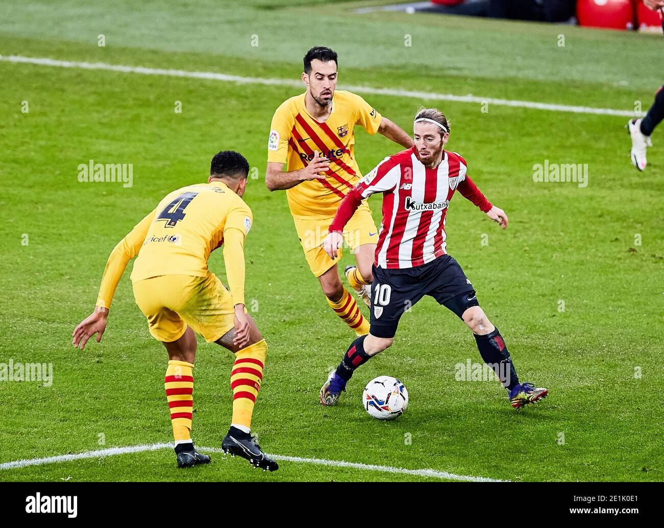 Iker Muniain de Athletic Club et Ronald Araujo, Sergio Busquets du FC Barcelone pendant le championnat d'Espagne la Liga match de football entre Athletic Club et FC Barcelone le 6 janvier 2021 au stade San Mames à Bilbao, Espagne - photo Inigo Larreina / Espagne DPPI / DPPI / LM Banque D'Images