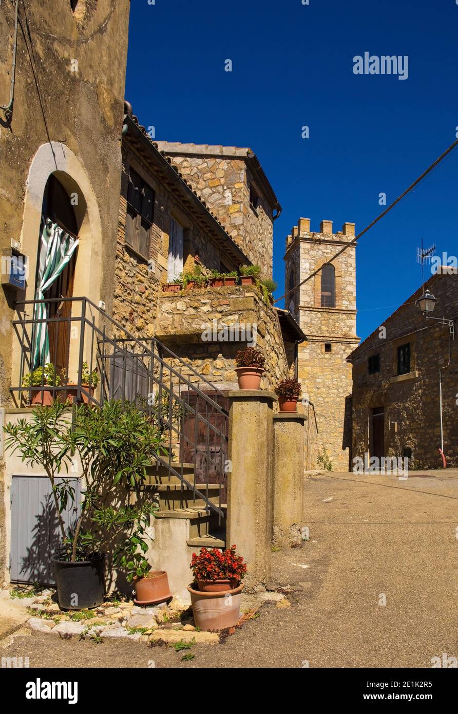 Une rue résidentielle dans le village médiéval historique de Poggio Capanne près de Manciano dans la province de Grosseto en Toscane, Italie. Église du 15e siècle Banque D'Images