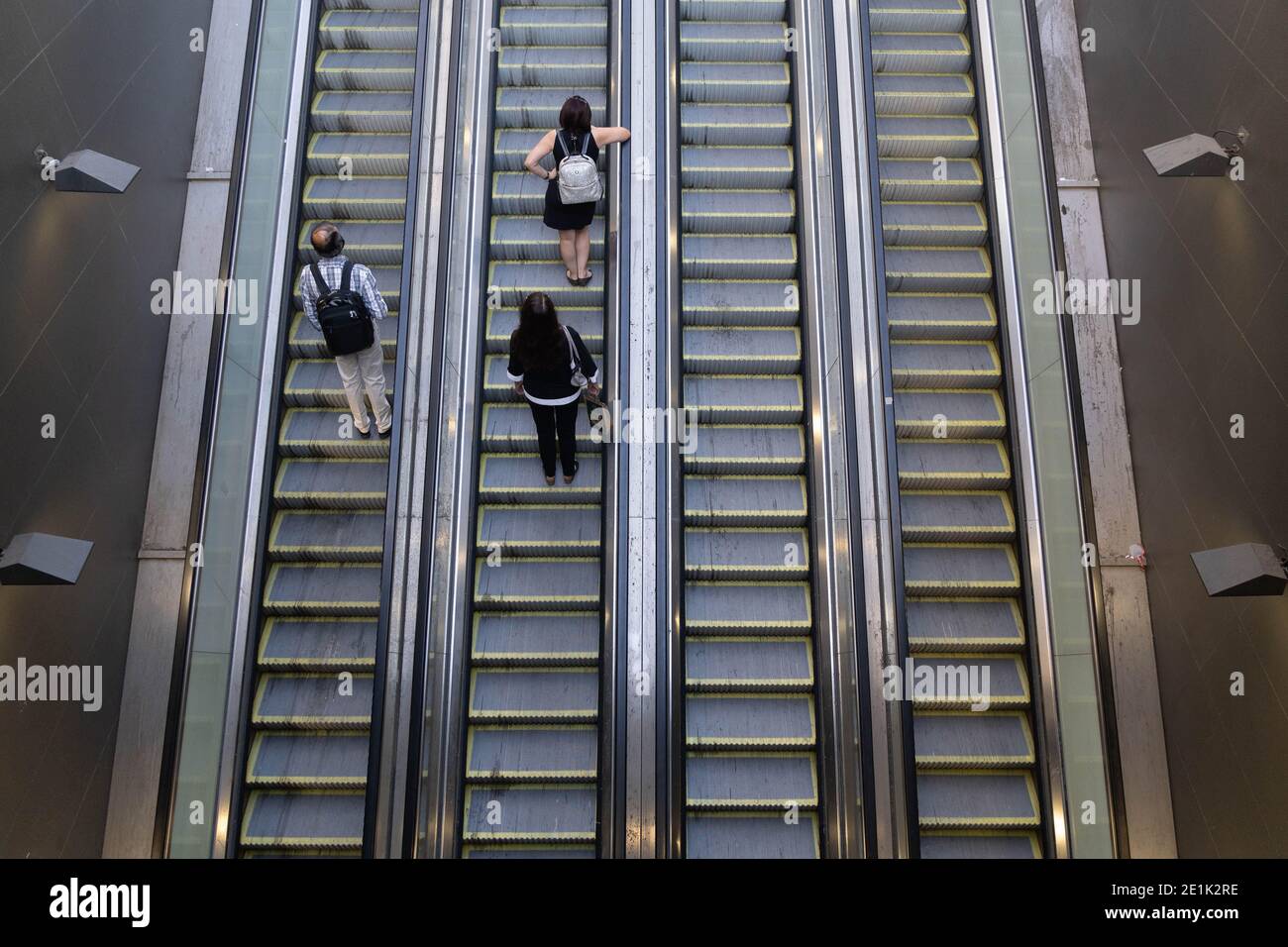 Santiago, Metropolitana, Chili. 7 janvier 2021. Les gens qui vont monter les escaliers mécaniques du métro de Santiago. Credit: Matias Basualdo/ZUMA Wire/Alamy Live News Banque D'Images