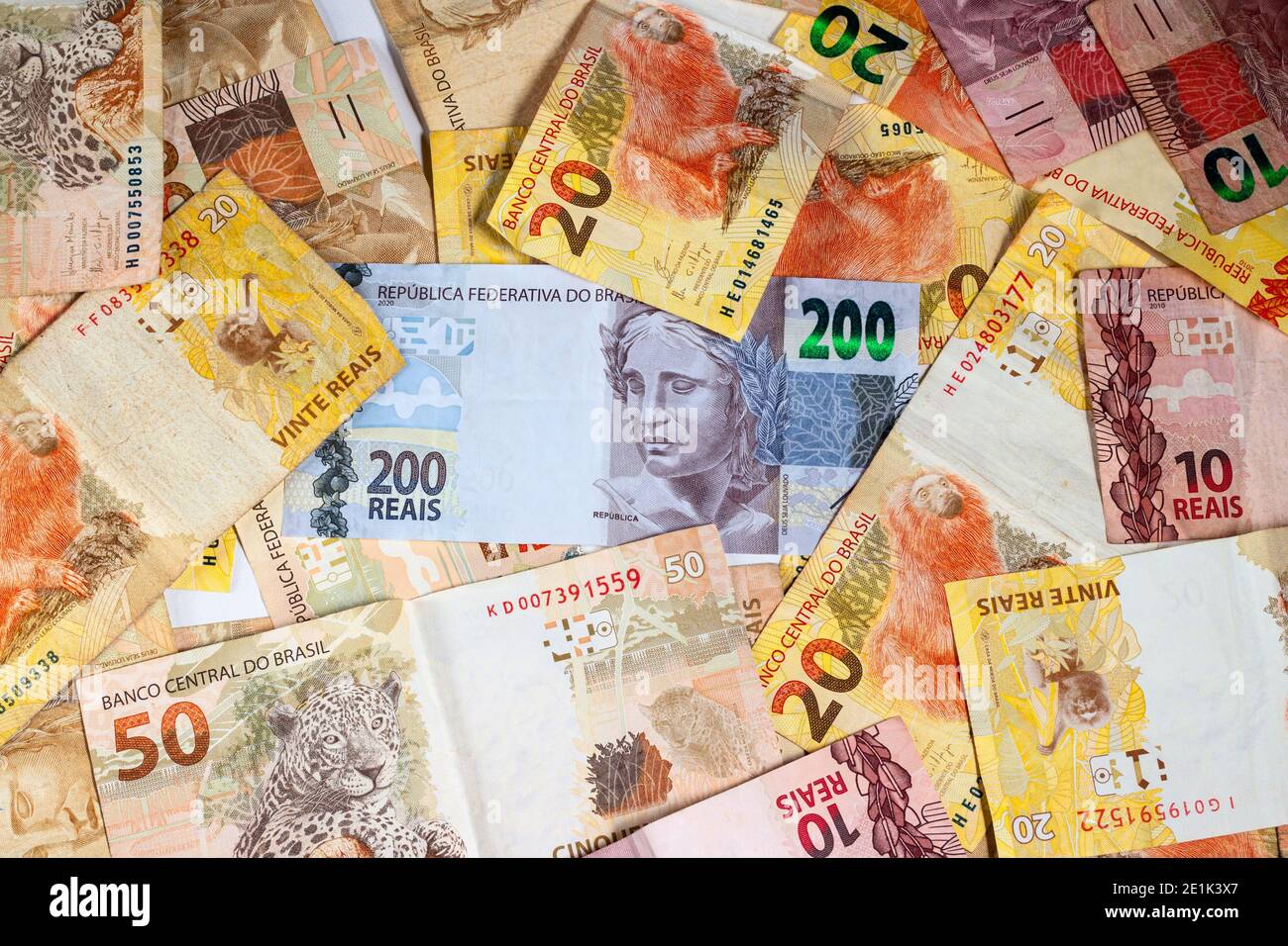 Facture monétaire brésilienne. Deux cents projets de loi, dix, vingt et cinquante projets de loi réels. Vue de dessus. Banque D'Images