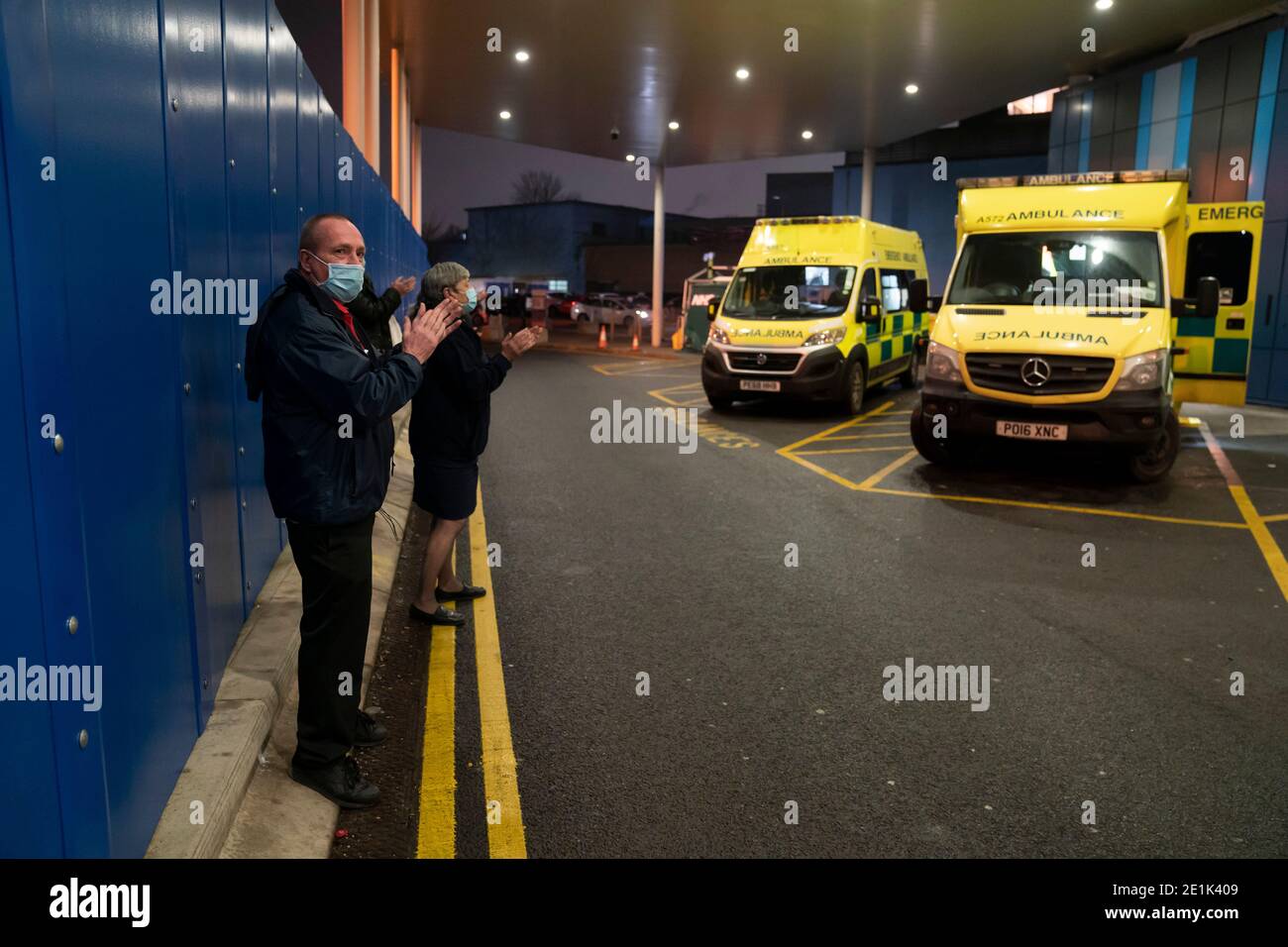 Manchester, Royaume-Uni. 7 janvier 2021. Les membres du public applaudissent à l'hôpital Royal de Salford alors que Clap for Carers revient sous le nouveau nom de Clap for Heroes. Les applaudissements hebdomadaires du personnel du NHS de première ligne et d'autres employés clés ont duré 10 semaines pendant le premier confinement du coronavirus au Royaume-Uni. Crédit : Jon Super/Alay Live News Banque D'Images