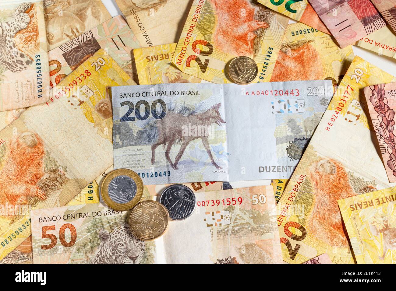 Argent brésilien avec deux cents billets et pièces de monnaie réels. Vue de dessus Banque D'Images