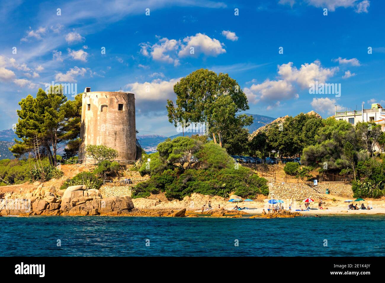 Le vieux phare historique, Santa Maria Navarrese, (Torre di Santa Maria Navarrese) est un lieu touristique populaire avec vue sur la mer, à l'est Banque D'Images